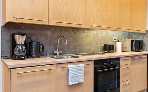 Villa Hanna: Køkken Apparat, Køkken, Countertop, Større Bandage, Cabinetry, Møbel, Træ, Køkkenvask, Gulvbelægning, Indretning