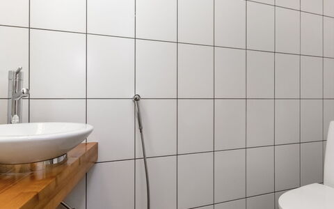 Villa Johanna: Gulvbelægning, Væg, Sanitærarmatur, Badeværelse, Etage, Indretning, Vvs, Flise, Tap, Værelse