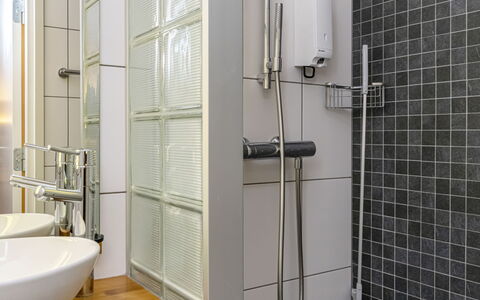 Villa Johanna: Badeværelse, Sanitærarmatur, Indretning, Gulvbelægning, Etage, Brusehoved, Vvs, Bruser, Tap, Toilet