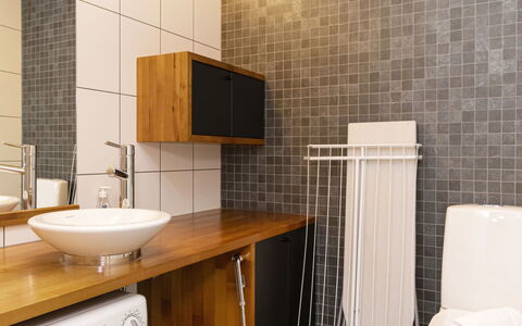 Villa Johanna: Gulvbelægning, Væg, Badeværelse, Sanitærarmatur, Indretning, Etage, Håndvask, Tap, Flise, Vvs