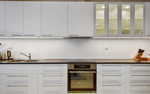 Villa Ruuska: Træ, Cabinetry, Køkken, Gulvbelægning, Indretning, Køkken Apparat, Countertop, Møbel, Skab, Skuffe