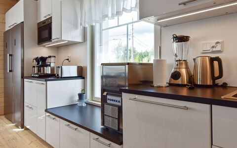 Villa Ruuska: Køkken Apparat, Køkken, Countertop, Cabinetry, Indretning, Større Bandage, Møbel, Husholdningsapparat, Gulvbelægning, Træ