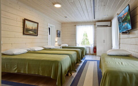 Villa Ruuska: Træ, Gulvbelægning, Etage, Møbel, Indretning, Loft, Værelse, Soveværelse, Hårdttræ, Seng