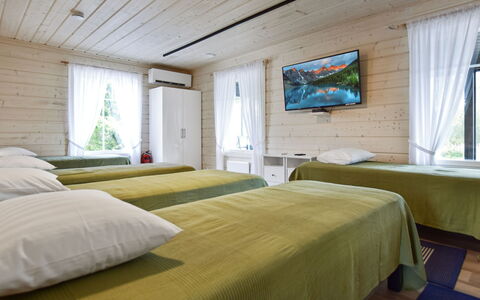 Villa Ruuska: Træ, Soveværelse, Møbel, Hjem, Indretning, Seng, Bed Frame, Hårdttræ, Sengetøj, Loft