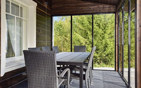 Villa Ruuska: Møbel, Træ, Gulvbelægning, Stol, Indretning, Bord, Etage, Udendørs Møbler, Køkken & Spisebord, Veranda