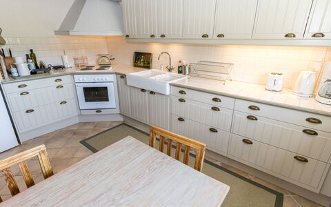 Gammelgård Jahtimaja: Træ, Gulvbelægning, Cabinetry, Køkken, Indretning, Etage, Skuffe, Countertop, Hjem, Køkken Apparat