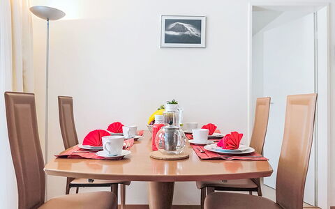 Holiday Apt. T: Møbel, Indretning, Bord, Spisestue, Træ, Køkken & Spisebord, Gulvbelægning, Stol, Belysning, Værelse