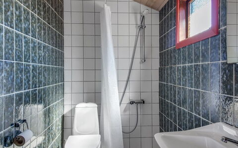 Bena - 300M from the Sea: Badeværelse, Sanitærarmatur, Gulvbelægning, Håndvask, Etage, Badeværelsesvask, Indretning, Flise, Tap, Toilet