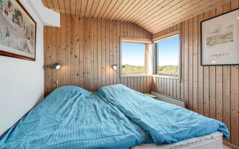 Bena - 300M from the Sea: Træ, Soveværelse, Seng, Sengetøj, Loft, Sengetøj, Etage, Bed Frame, Hårdttræ, Bejdse