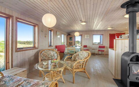 Bena - 300M from the Sea: Træ, Loft, Indretning, Etage, Værelse, Møbel, Hårdttræ, Bejdse, Lysarmatur, Stue