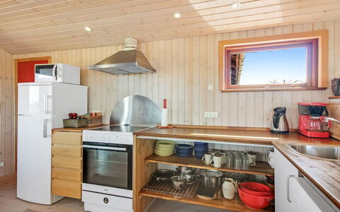 Bena - 300M from the Sea: Træ, Køkken, Loft, Gulvbelægning, Køkken Apparat, Større Bandage, Indretning, Countertop, Etage, Møbel