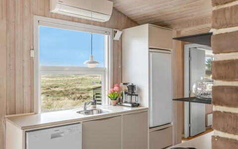 Sighfrith - 500M from the Sea: Etage, Gulvbelægning, Husholdningsapparat, Køkken, Køkken Apparat, Større Bandage, Loft, Countertop, Håndvask, Bejdse