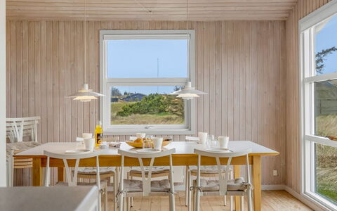 Sighfrith - 500M from the Sea: Møbel, Træ, Gulvbelægning, Indretning, Spisestue, Etage, Køkken & Spisebord, Bord, Loft, Stol