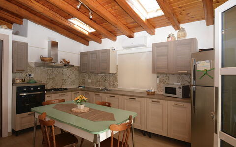 Villa Mameli: Møbel, Køkken, Indretning, Gulvbelægning, Countertop, Træ, Cabinetry, Køkken Apparat, Loft, Stol