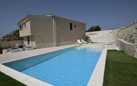 Villa Giugiola: Svømmepøl, Boligområde, Kompositmateriale, Udvej, Beton, Skygge, Estate, Udendørs Møbler, Hotel, Water Feature