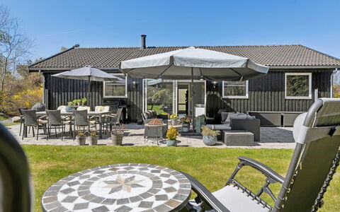 Loreia - 1.4Km from the Sea: Møbel, Udendørs Møbler, Bordservice, Bord, Drinkware, Stol, Udendørs Bord, Mad, Flaske