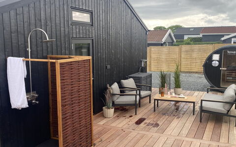 Sighrik - 25M from the Sea: Træ, Tag, Hjem, Hus, Arkitektur, Sidespor, Land Lot, Sommerhus, Skur, Garden Bygninger