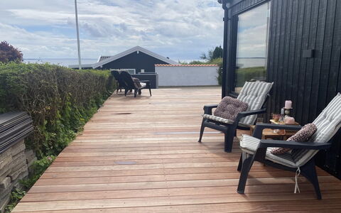 Sighrik - 25M from the Sea: Træ, Tag, Hjem, Hus, Arkitektur, Sidespor, Land Lot, Sommerhus, Skur, Garden Bygninger