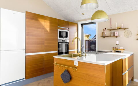 Sighrik - 25M from the Sea: Møbel, Køkken, Gulvbelægning, Countertop, Indretning, Cabinetry, Træ, Køkken Apparat, Etage, Stol