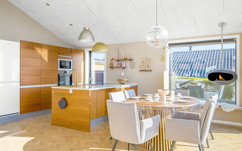 Sighrik - 25M from the Sea: Møbel, Indretning, Gulvbelægning, Stol, Lysarmatur, Etage, Træ, Loft, Køkken, Køkken & Spisebord