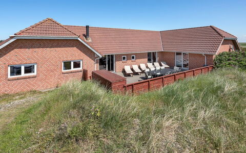 Wenke - 300M to the Fjord: Møbel, Indretning, Stol, Gulvbelægning, Bord, Udvej, Etage, Loft, Værelse, Eco Hotel