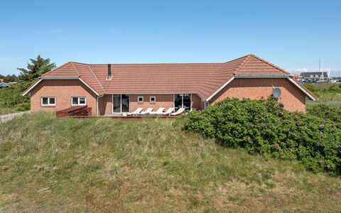 Wenke - 300M to the Fjord: Møbel, Indretning, Stol, Gulvbelægning, Bord, Udvej, Etage, Loft, Værelse, Eco Hotel