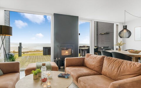 Chayton - 10M from the Sea: Møbel, Træ, Indretning, Etage, Gulvbelægning, Couch, Stue, Bord, Hjem, Loft