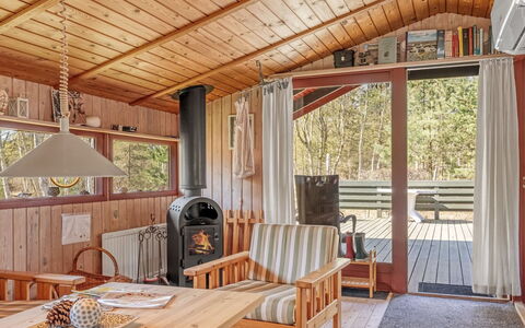 Antomine - 500M from the Sea: Træ, Loft, Møbel, Indretning, Sommerhus, Hårdttræ, Veranda, Hjem, Bejdse, Bjælkehytte