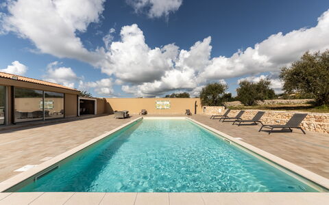 Villa Meti: Blå, Svømmepøl, Arkitektur, Kompositmateriale, Estate, Beton, Skygge, Design, Udvej, Hotel