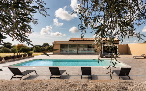 Villa Meti: Svømmepøl, Kompositmateriale, Skygge, Udvej, Beton, Udendørs Møbler, Estate, Eco Hotel, Design, Villa