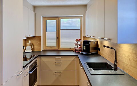 Apartment A3: Køkken Apparat, Køkken, Countertop, Cabinetry, Indretning, Større Bandage, Gulvbelægning, Møbel, Husholdningsapparat, Træ