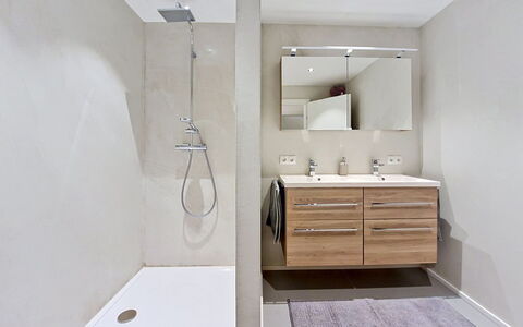 Apartment A3: Gulvbelægning, Etage, Sanitærarmatur, Indretning, Badeværelse, Badeværelsesskab, Badeværelsesvask, Træ, Spejl, Cabinetry
