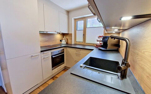 Apartment A3: Køkken, Countertop, Køkken Apparat, Større Bandage, Cabinetry, Indretning, Træ, Gulvbelægning, Husholdningsapparat, Køkkenvask