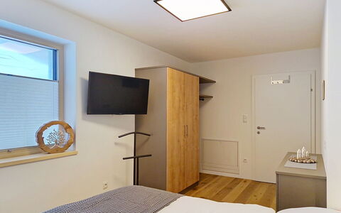 Apartment A3: Seng, Indretning, Møbel, Soveværelse, Væg, Gulvbelægning, Etage, Træ, Loft, Sengetøj
