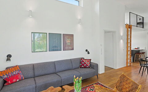 Haus S: Møbel, Indretning, Gulvbelægning, Etage, Couch, Væg, Stue, Træ, Loft, Værelse