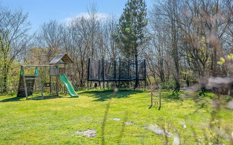 Florina - 10Km from the Sea: Legetøjsrutsjebane, Lawn, Legepladsudstyr, Have, Parkere, Gård, Landscaping, Skygge, Backyard, Woodland