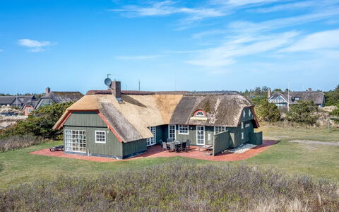 Antonetta - 80M from the Sea: Bygning, Hus, Vindue, Hjem, Tag, Boligområde, Busk, Sommerhus, Land Lot