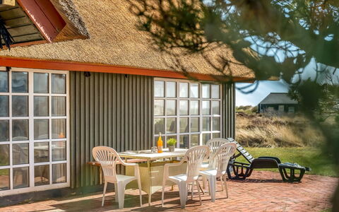 Antonetta - 80M from the Sea: Bygning, Hus, Vindue, Hjem, Tag, Boligområde, Busk, Sommerhus, Land Lot