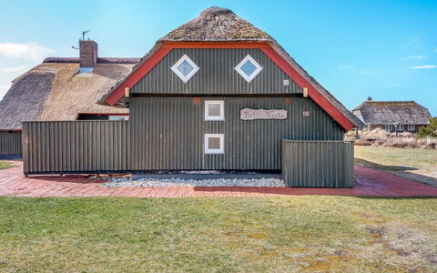 Antonetta - 80M from the Sea: Bygning, Hus, Vindue, Hjem, Tag, Boligområde, Busk, Sommerhus, Land Lot
