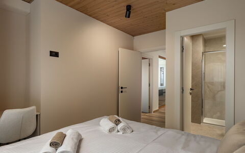 Holiday Home Orso House: Indretning, Etage, Gulvbelægning, Væg, Træ, Soveværelse, Loft, Værelse, Seng, Møbel