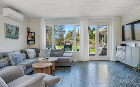 Ileana - 250M from the Sea: Hjem, Sommerhus, Estate, Design, Stue, Villa, Sidespor, Dagslys, Couch