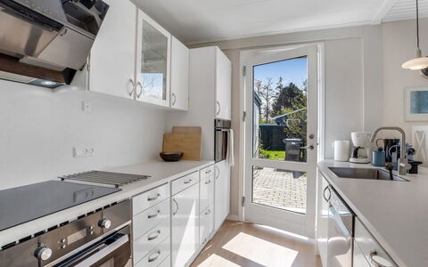 Ileana - 250M from the Sea: Køkken, Countertop, Køkken Apparat, Større Bandage, Cabinetry, Gulvbelægning, Indretning, Husholdningsapparat, Møbel, Etage