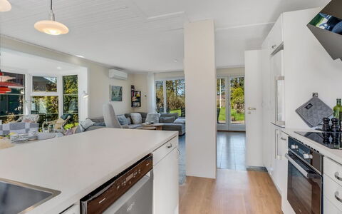Ileana - 250M from the Sea: Køkken, Indretning, Countertop, Træ, Loft, Gulvbelægning, Etage, Køkken Apparat, Hjem, Større Bandage