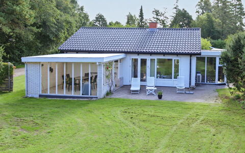 Ileana - 250M from the Sea: Græs, Tag, Hus, Hjem, Busk, Veranda, Sommerhus, Have, Estate, Stuehus