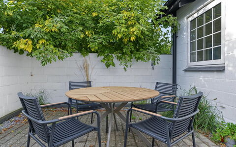 Ileana - 250M from the Sea: Udendørs Møbler, Møbel, Udendørs Bord, Stol, Have, Skygge, Gårdhave, Backyard, Køkken & Spisebord, Gård