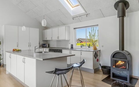 Finwith - 600M from the Sea: Gulvbelægning, Loft, Indretning, Belysning, Køkken, Etage, Lysarmatur, Husholdningsapparat, Countertop, Værelse