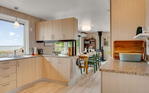 Brunetta - 200M to the Fjord: Køkken, Countertop, Indretning, Møbel, Køkken Apparat, Træ, Gulvbelægning, Etage, Loft, Cabinetry