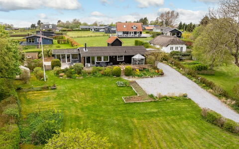 Brunetta - 200M to the Fjord: Bygning, Hus, Tag, Boligområde, Hjem, Landskab, Busk, Sommerhus, Land Lot