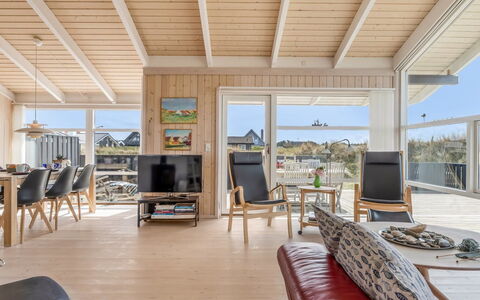 Hildegarda - 300M from the Sea: Træ, Etage, Gulvbelægning, Dør, Trægulve, Hjem, Hårdttræ, Dæk, Veranda, Planke