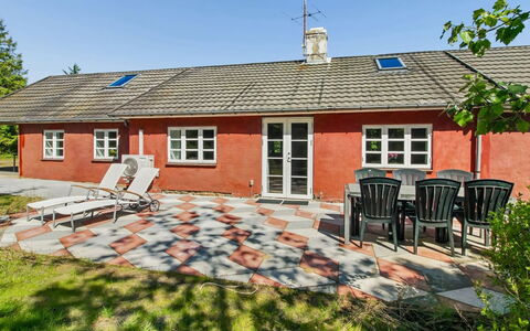 Munibert - 3.8Km from the Sea: Hus, Tag, Hjem, Busk, Sommerhus, Boligområde, Dør, Bunddække, Estate, Have